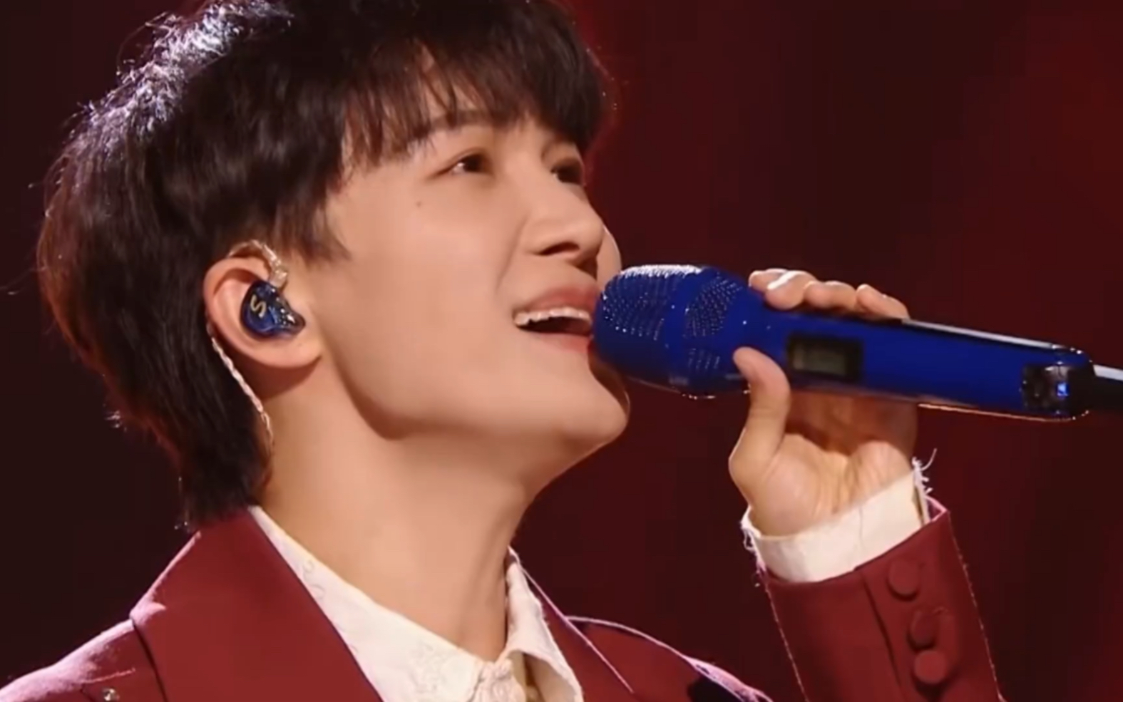 周深跨年晚会五大名场面,同时出现4个舞台,唱了8首歌14个曲目!