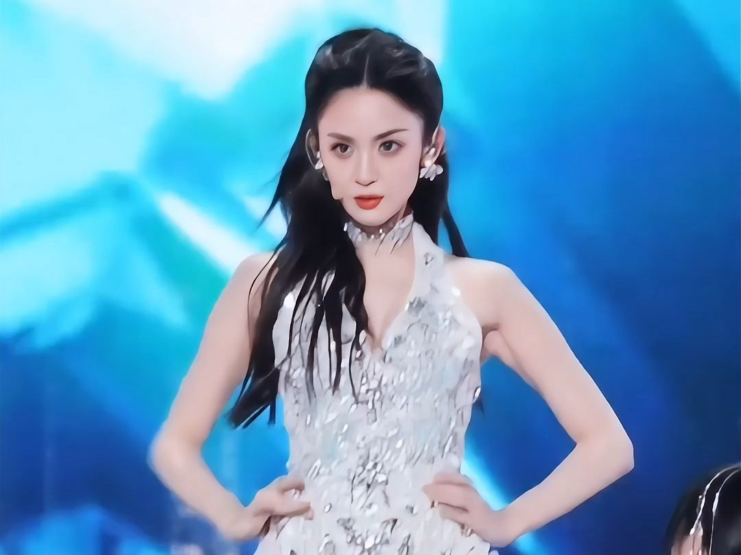 古力娜扎跨年晚会装扮仙气华丽,惊艳四座,给观众们带来了无尽的惊喜与