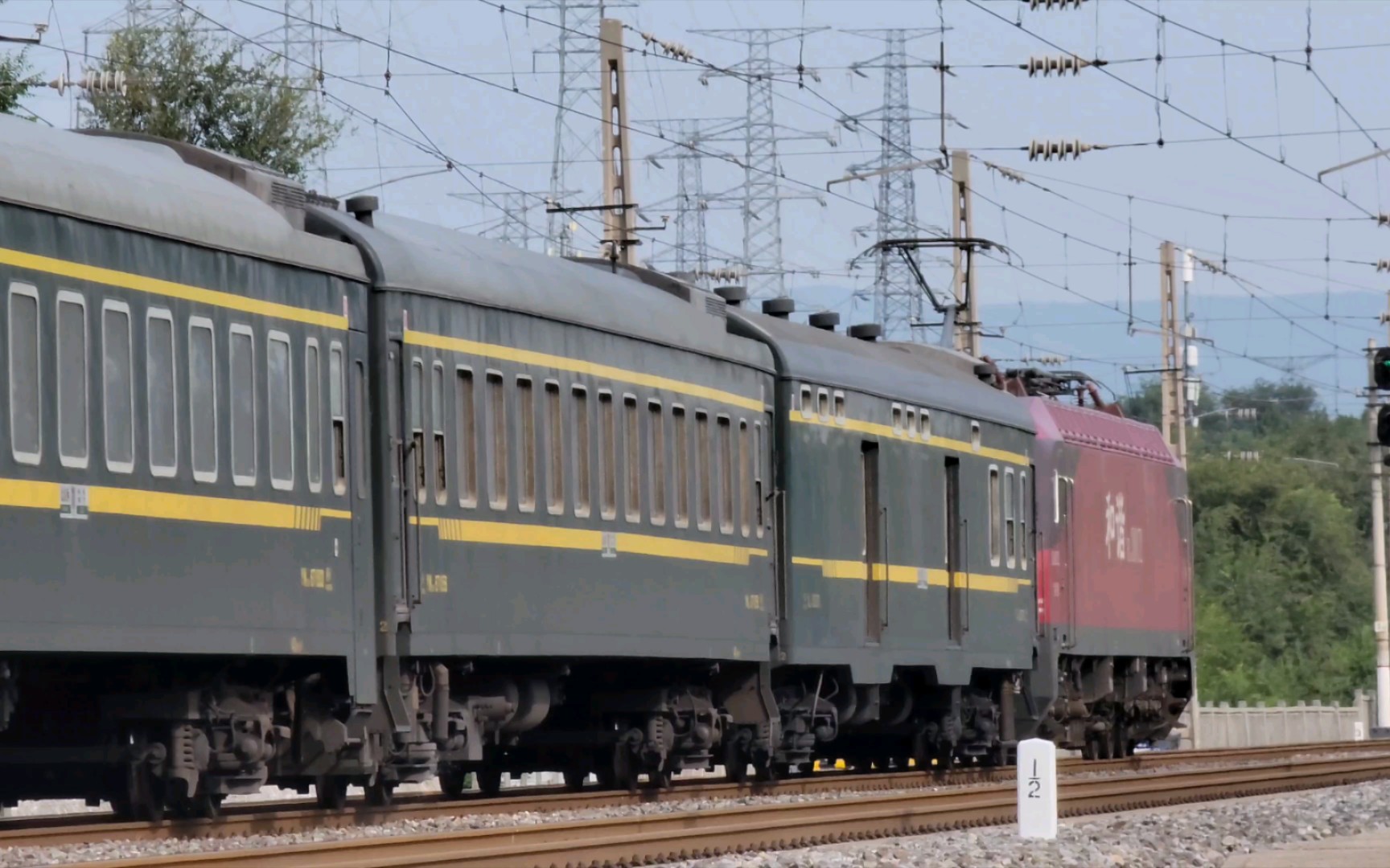 【长焦61西长联络线】兰局兰段hxd3d-0172牵引t176次列车通过后吕村