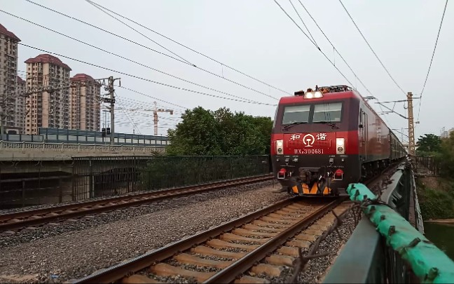 中国铁路k1452以慢速等待进入天津站