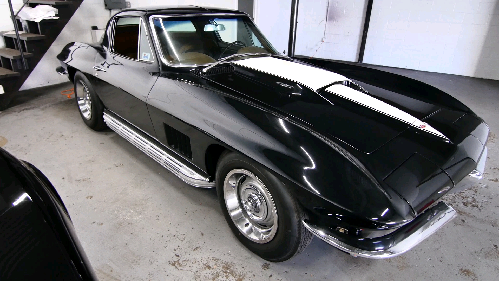 美国小哥介绍他收藏的经典肌肉车其中不少是经典限量版