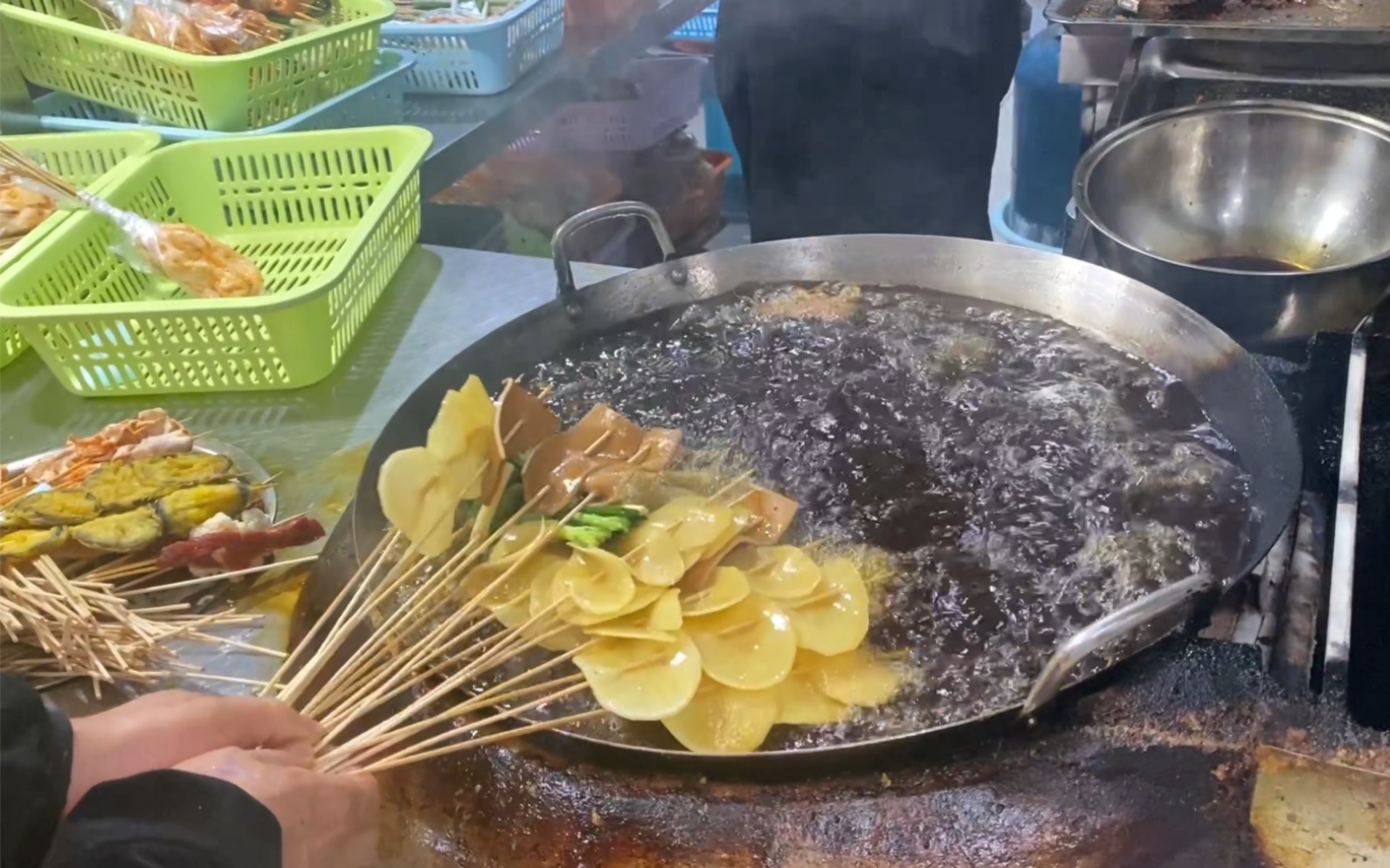 四川乐山,油炸串串天花板,排队要等1小时,日卖上万串!哔哩哔哩bilibili