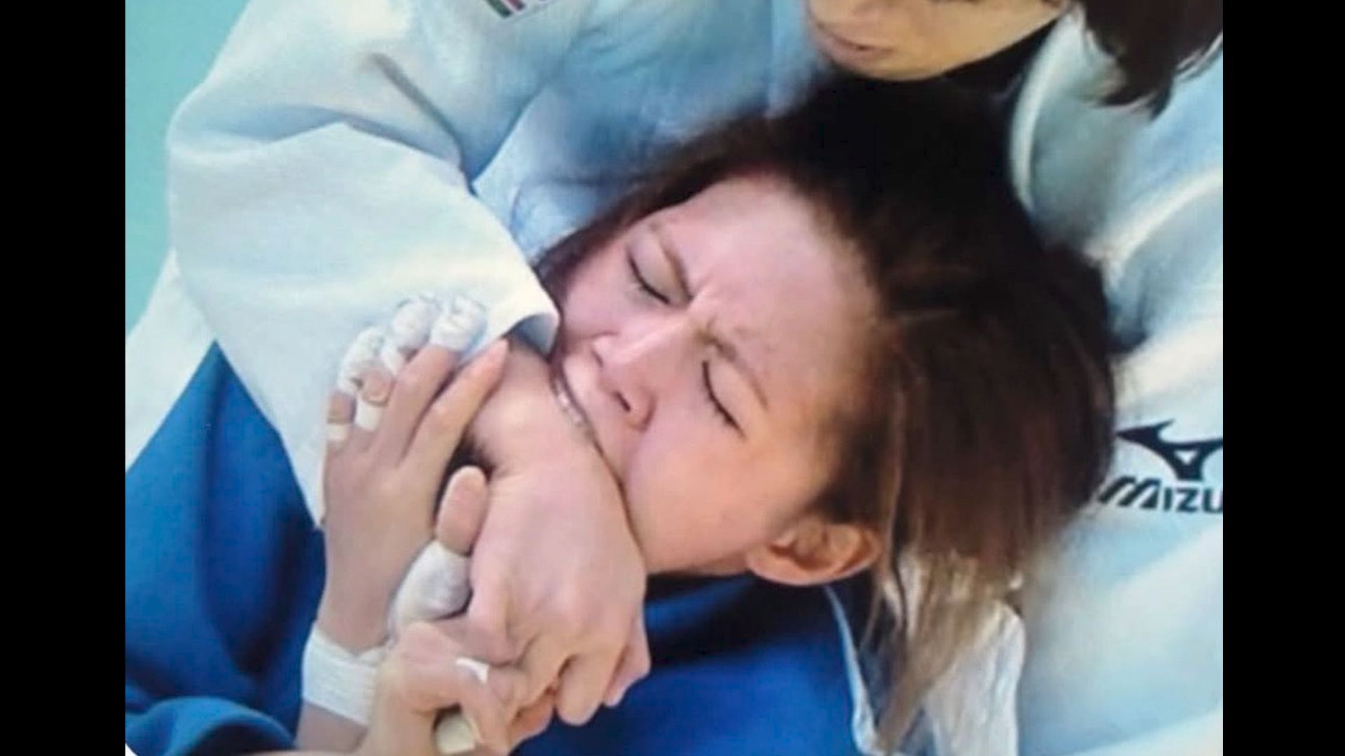 震惊！亚运会现最耻辱一幕！古屋亚运柔道女子70公斤级四分之一决赛，中国选手唐婧狠狠咬了日本选手前田凜一口，被判负。唐婧赛后表示不满，并拒