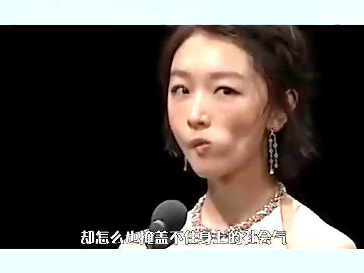 周冬雨顶着一张单纯脸,却掩盖不住身上的社会气