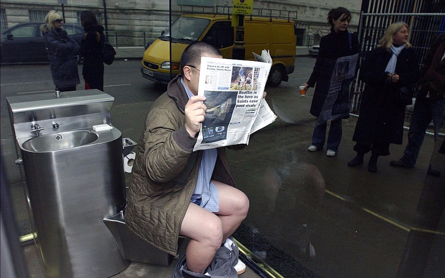 大庭广众上厕所,路人视而不见,是会隐身吗?