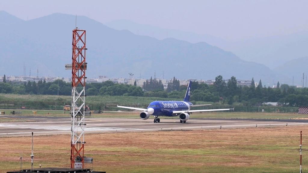 春秋航空彩绘机起飞