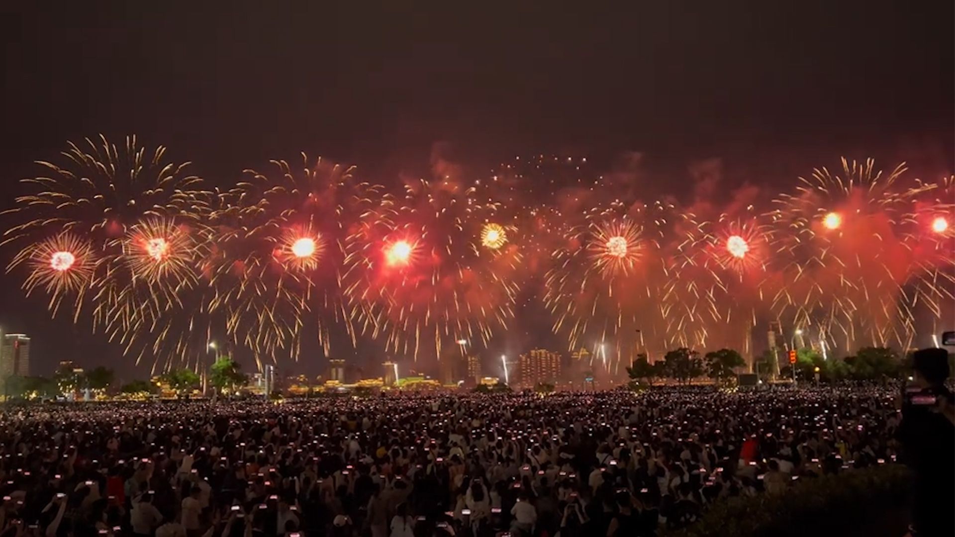 52秒看国庆各地烟花秀!绚丽烟花点亮夜空,人山人海为祖国庆生哔哩哔哩bilibili