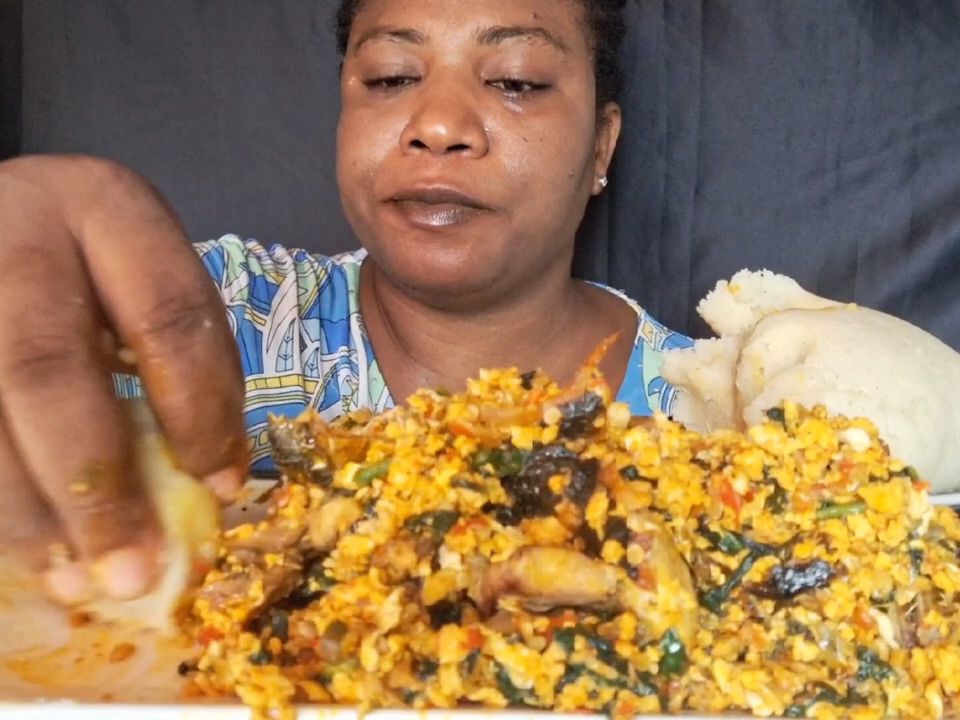 非洲fkay女士-尼日利亚埃古斯浓汤与fufu