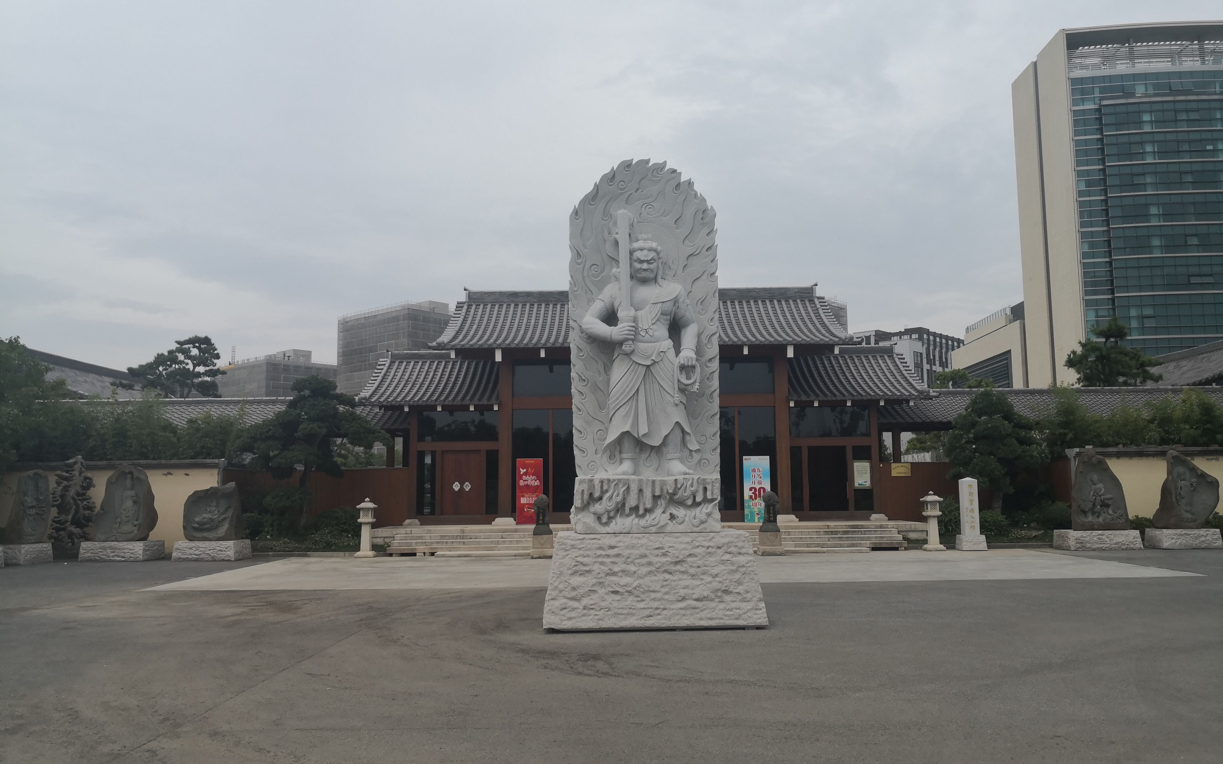 法华学问寺山门前