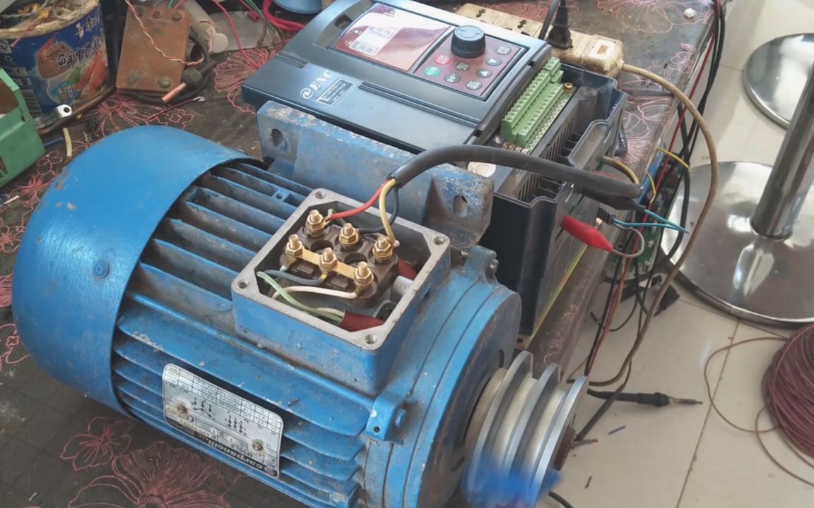 吴大哥巧改变频器220伏变380伏只用一根电线