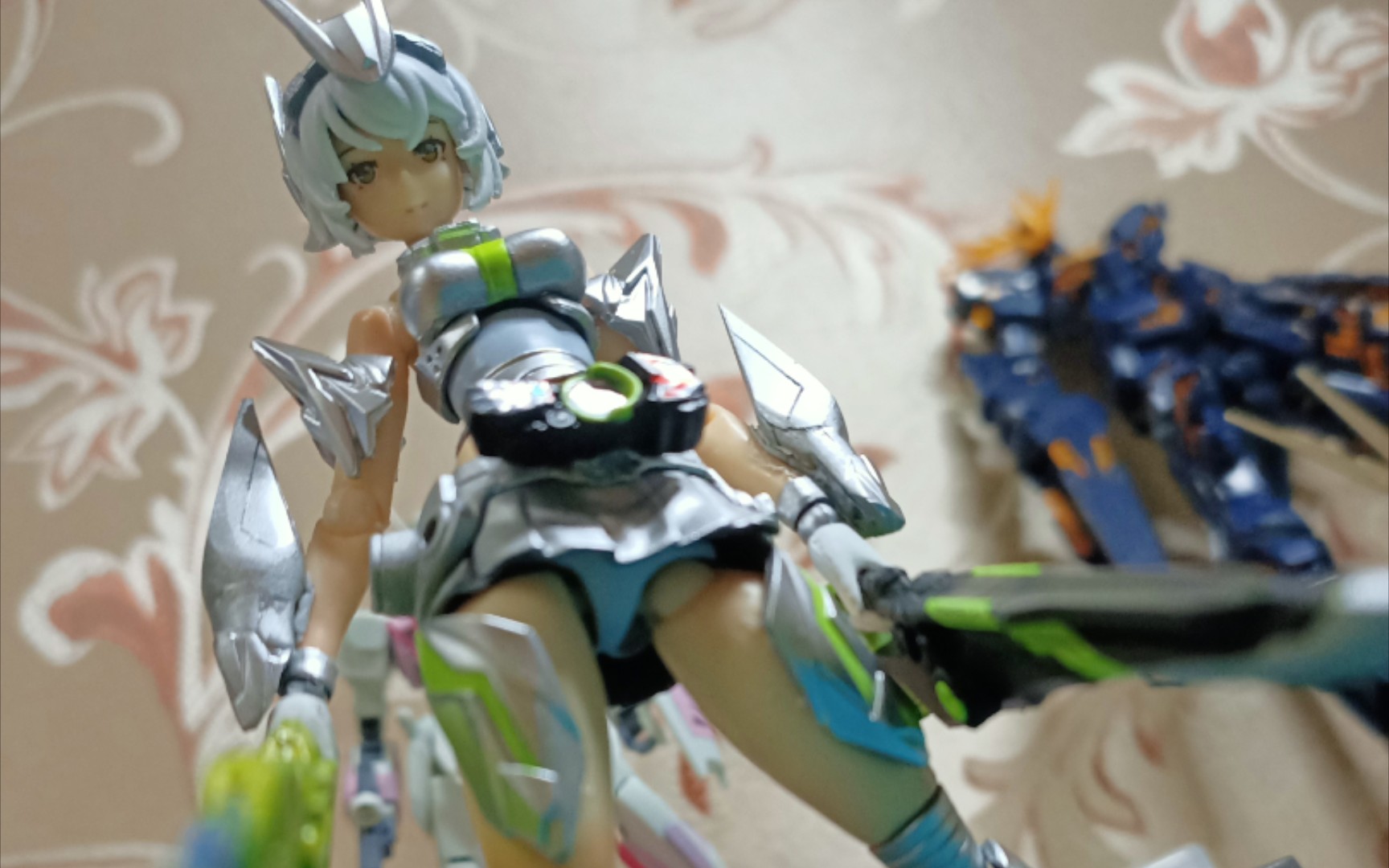 老千作死造出来娘假面骑士金属簇原子蝗虫娘