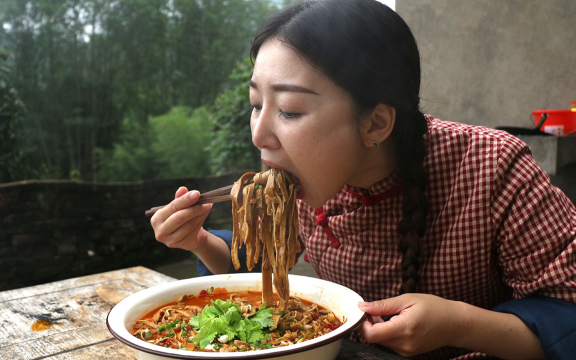 小雨今天吃泡椒豆腐干,又辣又香,吃了3大碗饭,前方高能啊哔哩哔哩bilibili