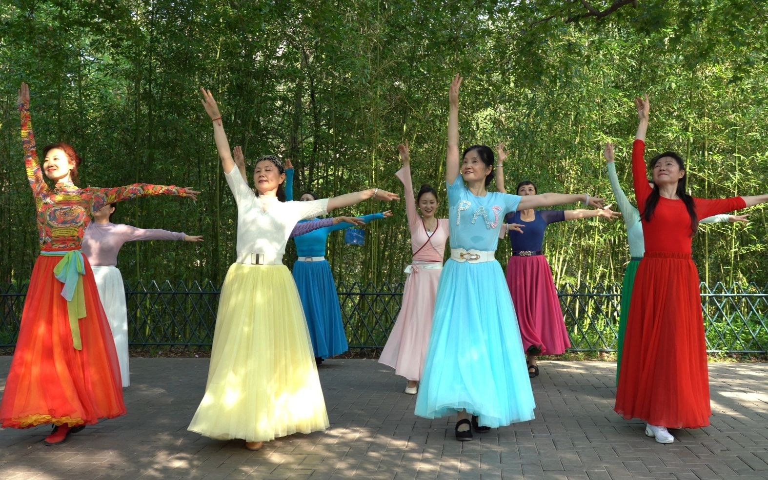 广场舞《卓玛泉》舞步整齐好看,歌声悦耳动听,杜老师团队