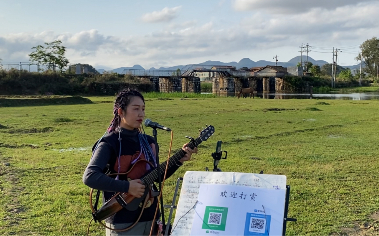 [图]带着生病的爸爸去流浪，沿途卖唱挣旅费的90后女孩，关于父母的爱情