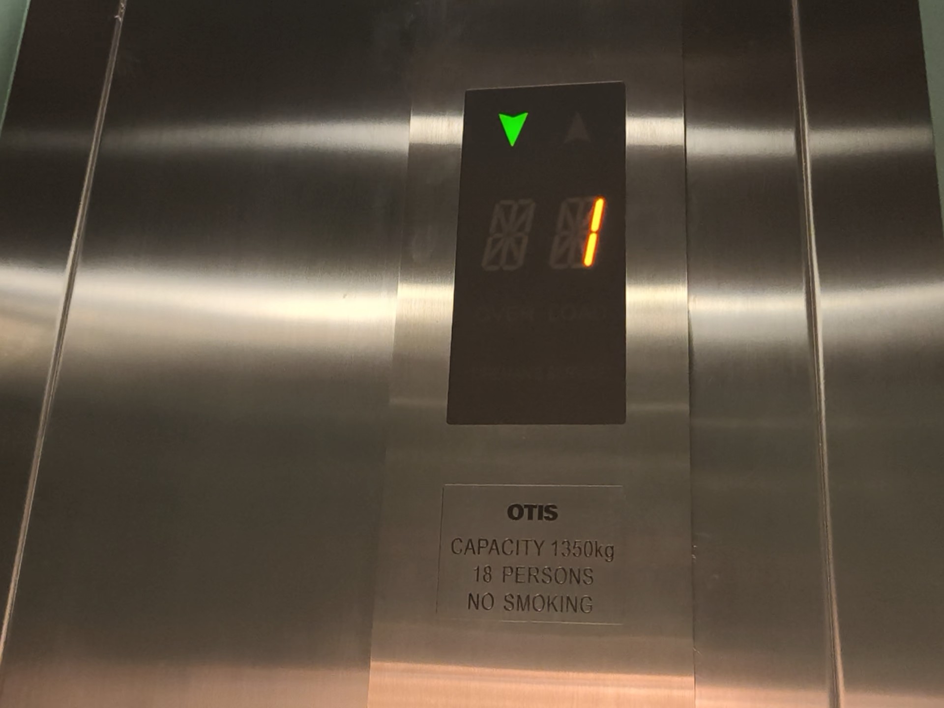 电梯被贴上膜了