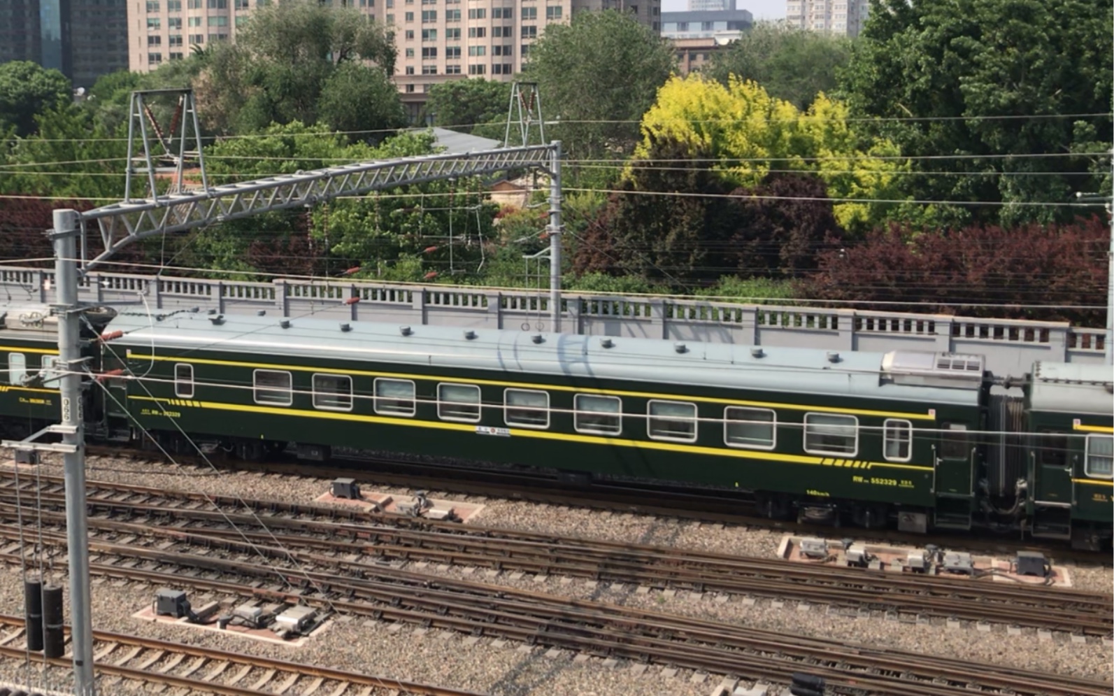 【北京站拍车】哈局三段hxd3d-0627牵引25k客车大列通过东便门