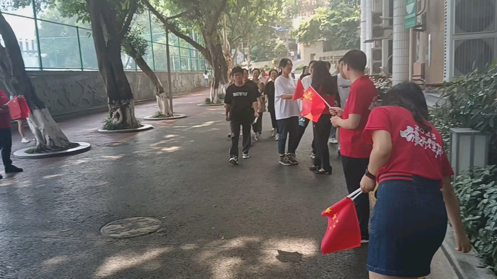 这就是青春！重庆七中高三学子与老师握手拥抱！