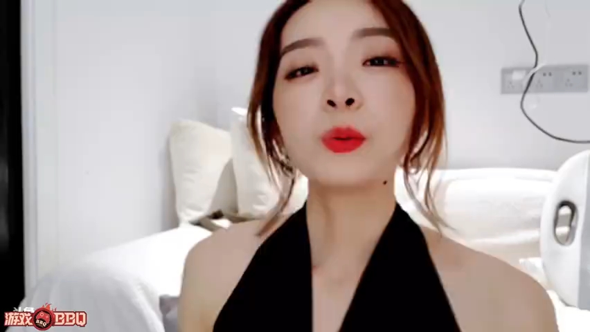 余霜,毕业于中国传媒大学,曾在中央电视台担任主持,现任lpl主持人