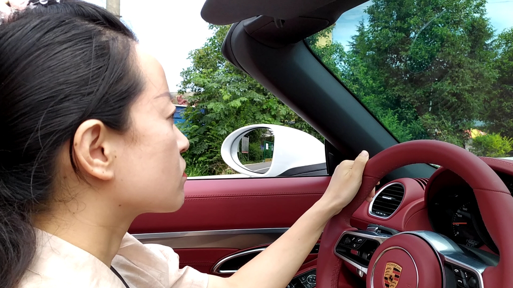 美女驾驶保时捷718