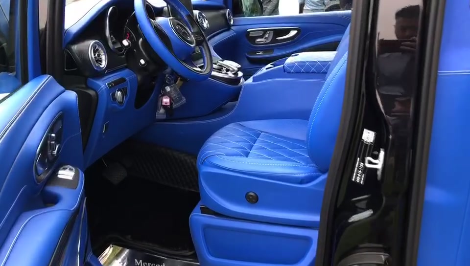 奔驰迈巴赫高顶双拼色蔚蓝内饰mpv,吸睛无数!