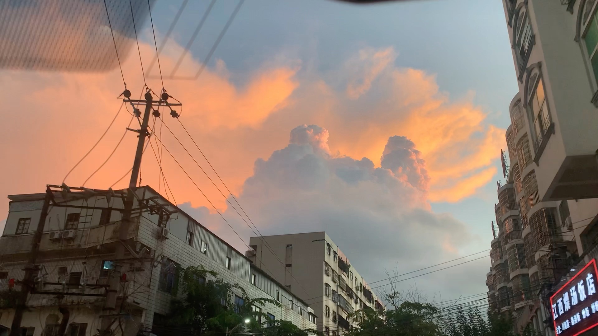 [图]这两年来，捉不住时间流过的证据，记忆里充斥着的，是大段的空白。