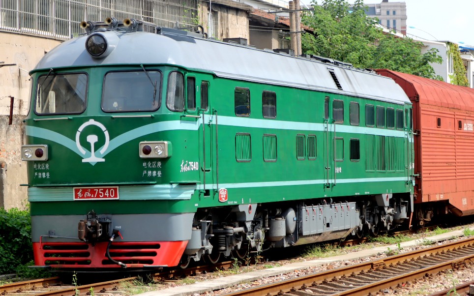 【何杨支线】df4b7540牵引货列47590次(全列jsq型凹底双层运输汽车