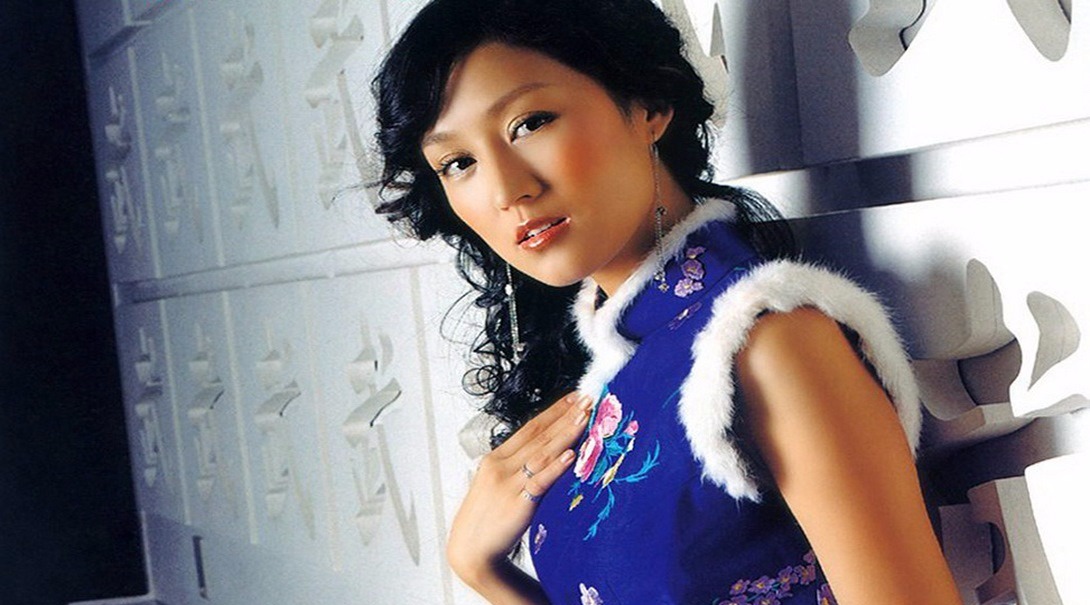 辣妈鲍蕾携俩女儿拍亲子照,大长腿实力霸屏,小小年纪时尚感十足!