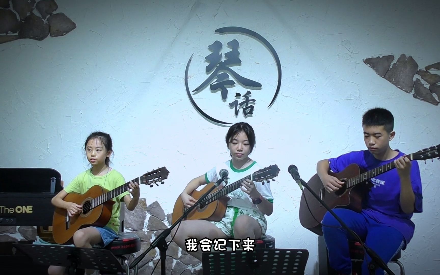 [图]三位吉他学员，弹唱一首经典好听的歌曲《马兰谣》送给大家！