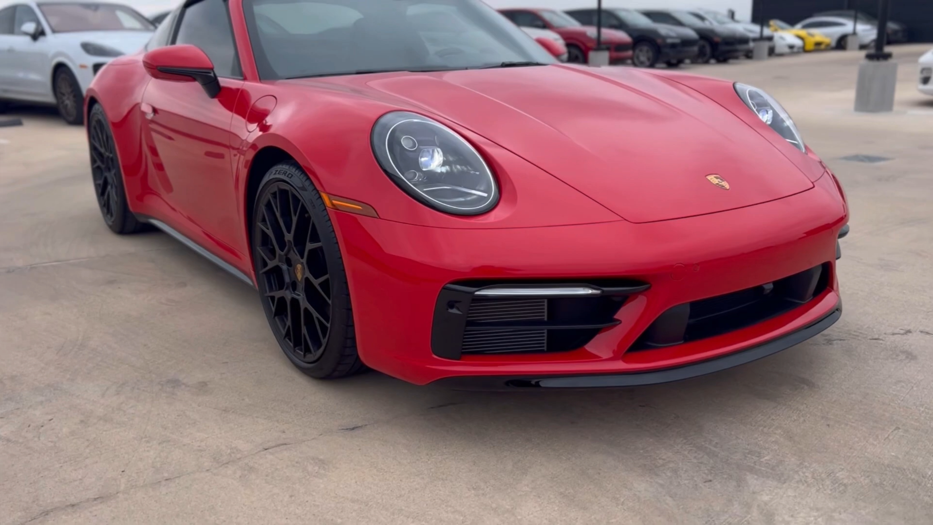 95992 911 targa 4s,卫红色,黑色皮革内饰,卫红色缝线!9215