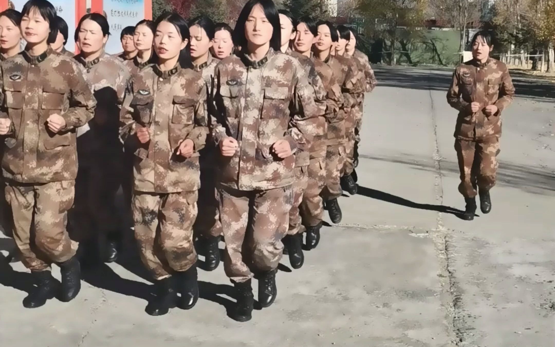 [图]要开心啊！高原女兵邀你一起告别emo小情绪