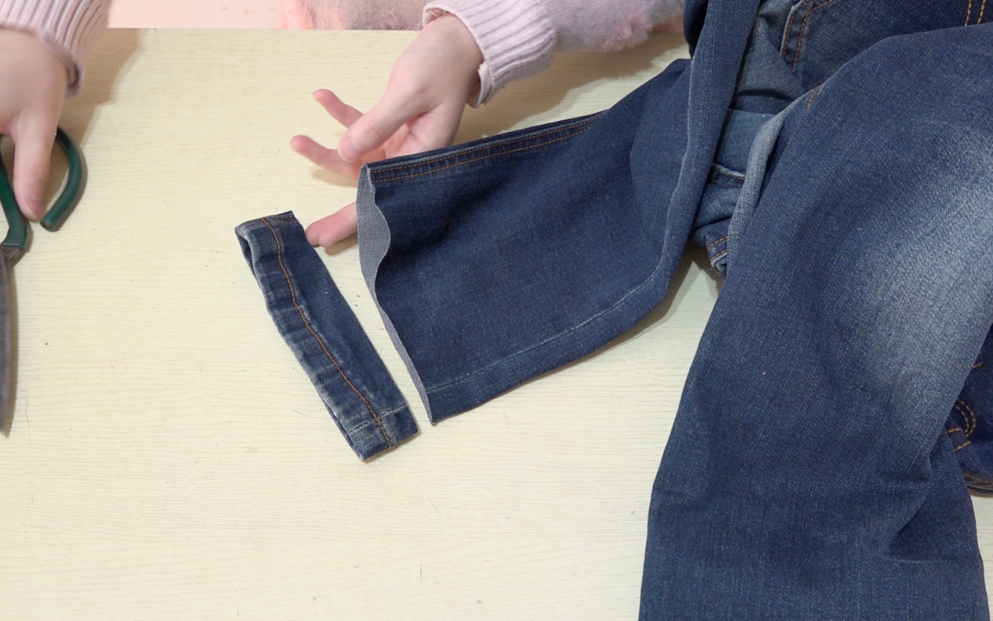 牛仔裤裤脚剪一圈有什么用?巧手媳妇这么做,成品好看又实用