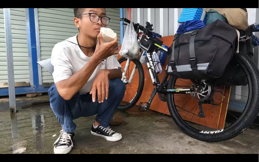 小伙挑战自己,一天骑行123km到柳州,晚上饿的前胸贴后背,吃上一碗柳州