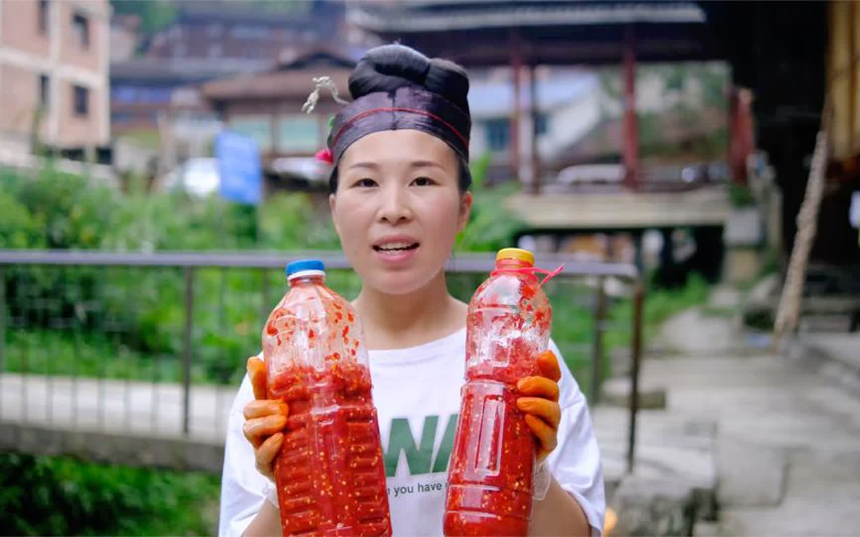 家中每餐都吃酸辣椒,媳妇摘新鲜辣椒腌了两小罐,做法也是很简单