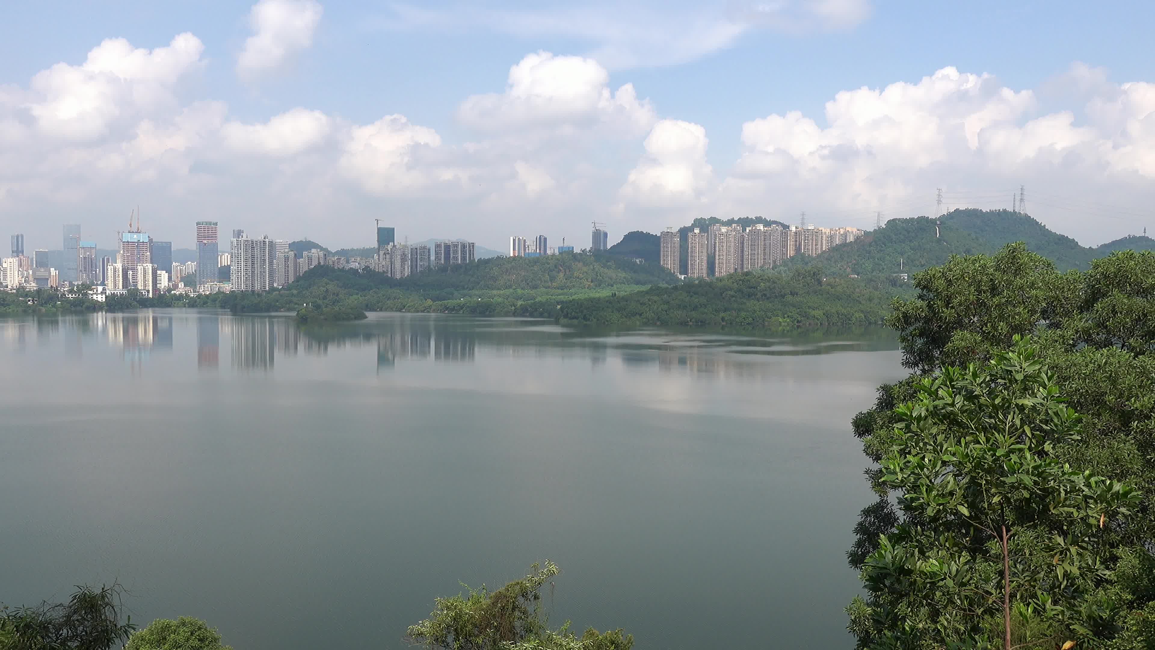 梧桐山下美丽的深圳水库