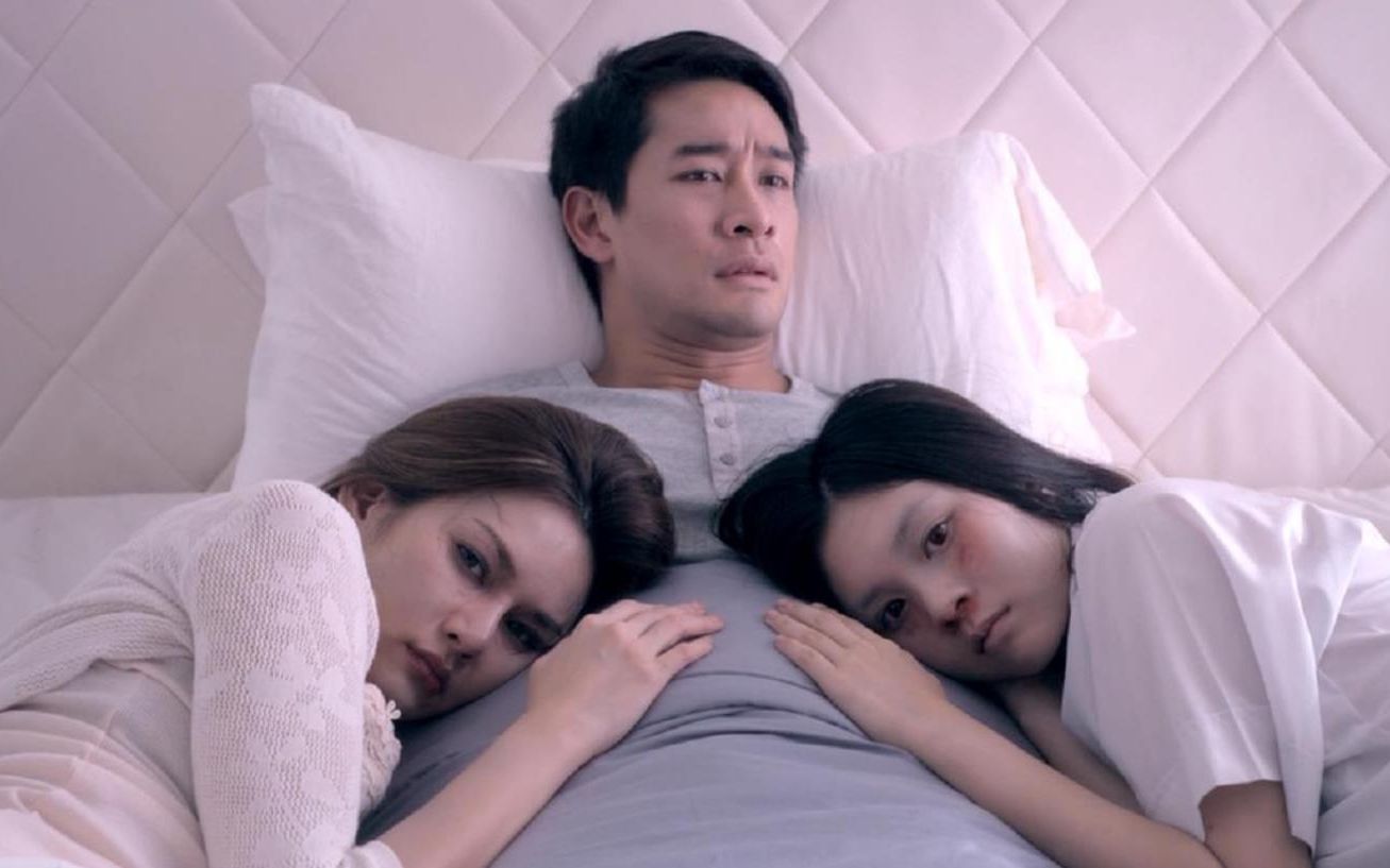 小伙左拥右抱达到人生巅峰却不知其中一个不是人后果很严重