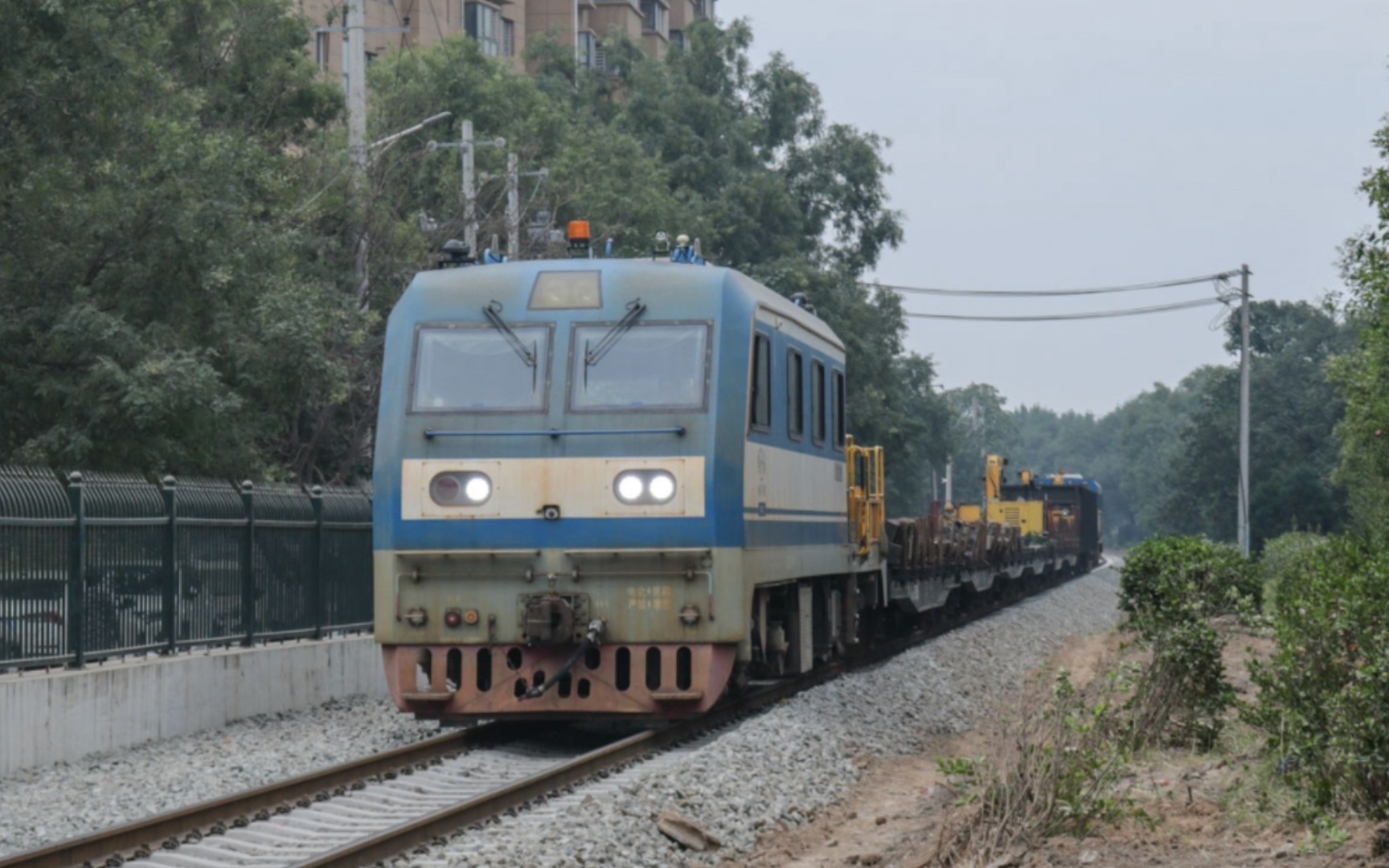 【西戶鐵路】秦嶺gcy-300ii重型軌道車推輓平車以及兩節敞車接近新