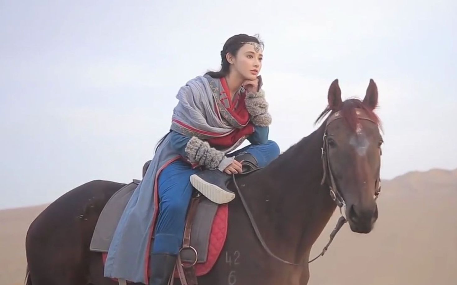 东宫花絮小枫片场骑马帅气十足马大哥拍照超配合