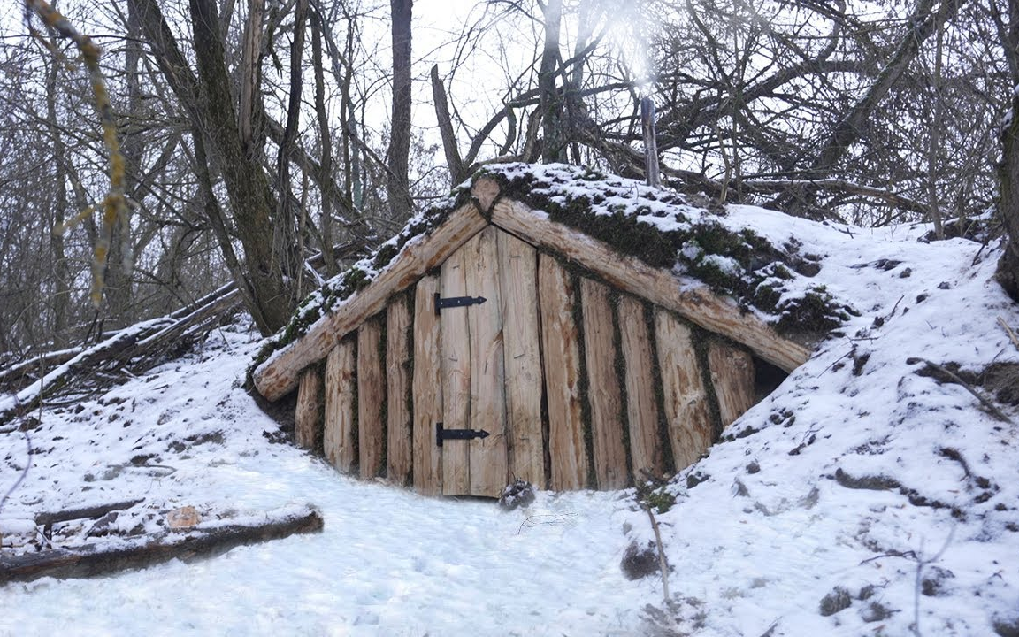 「life and craft」冬季在森林里搭建一个半地下庇护所