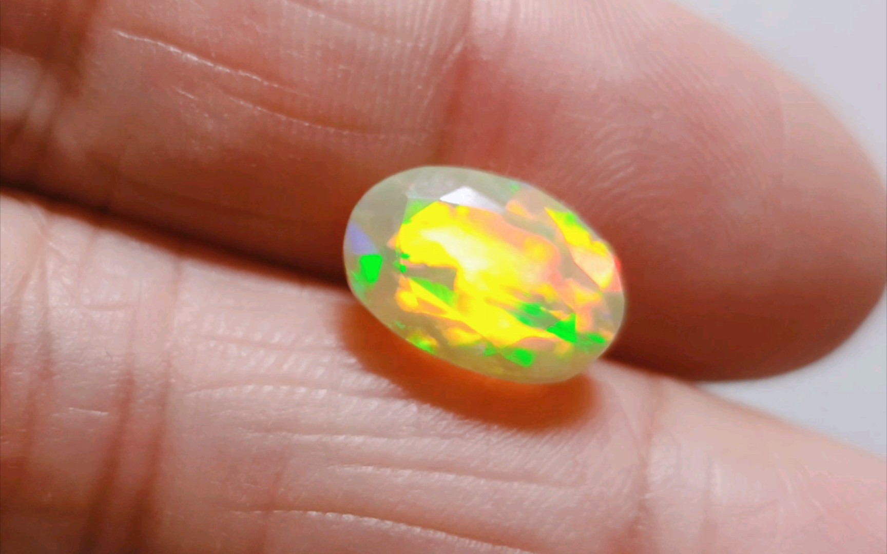 火烧云般绚烂的刻面欧泊