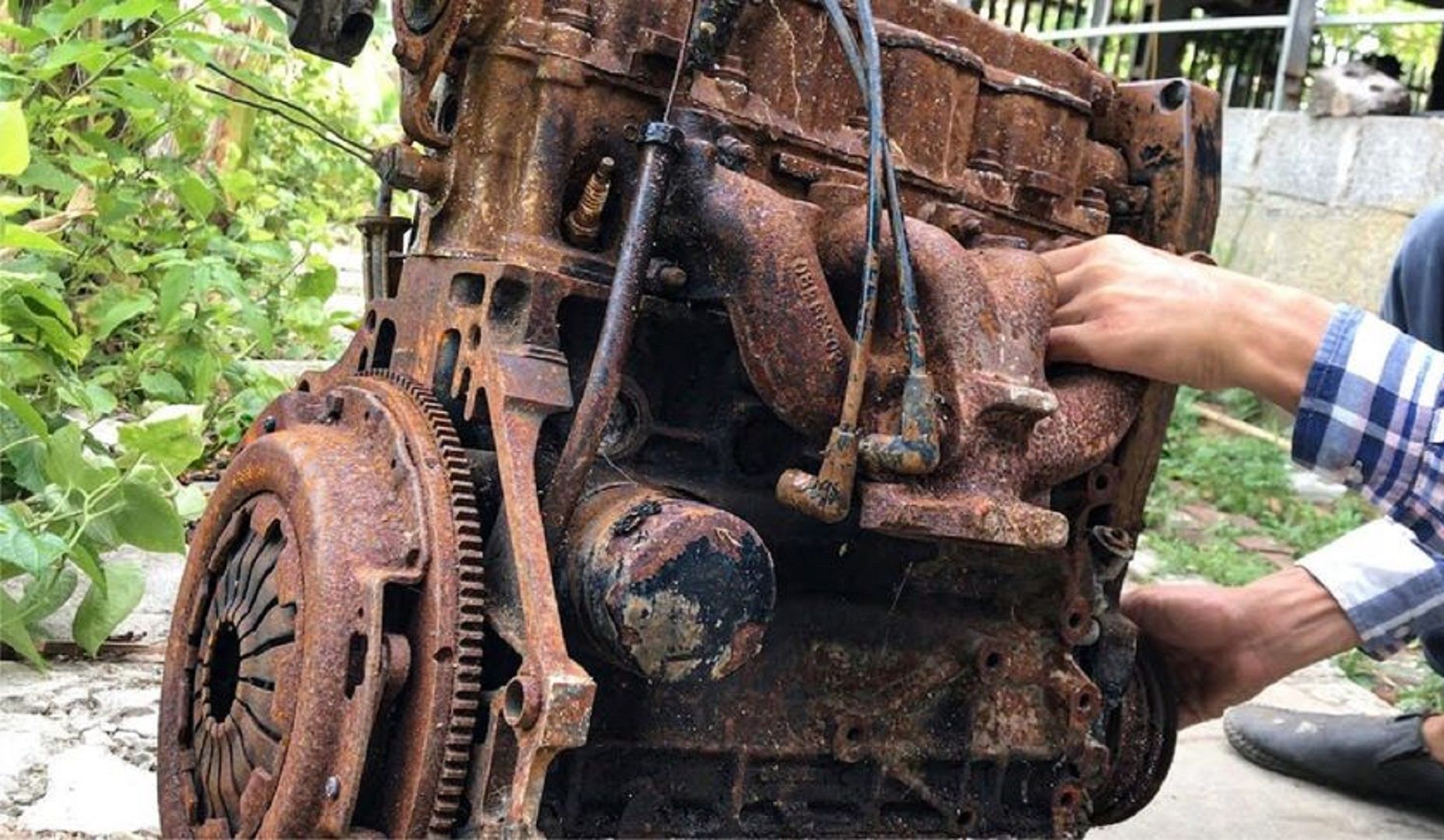 五百买奔驰报废发动机,邻居都笑我人傻钱多,结果修复出来后懵了