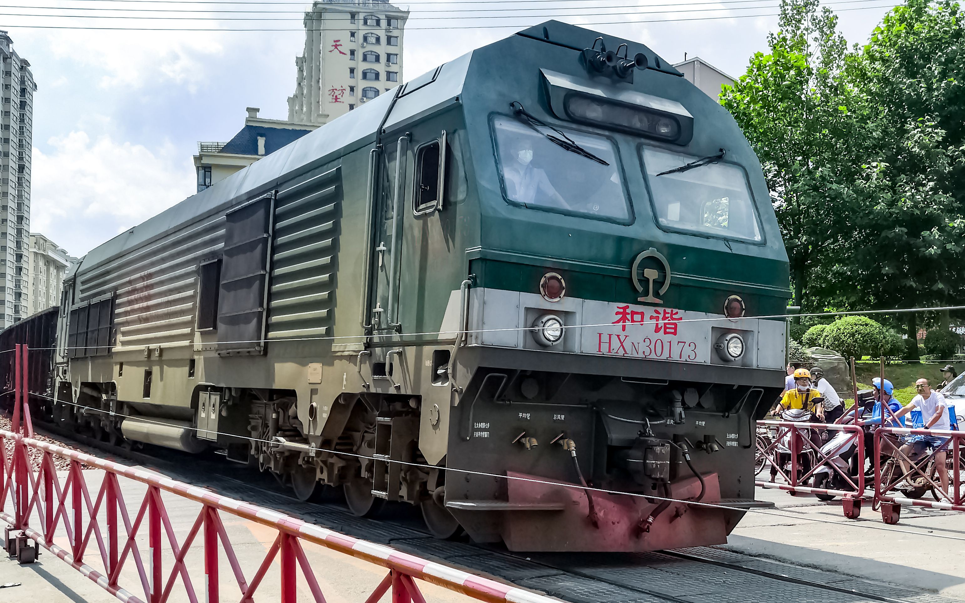 丹大地铁定点观测国铁沈局苏段hxn30173号机在兴七路踏切牵引货物列车