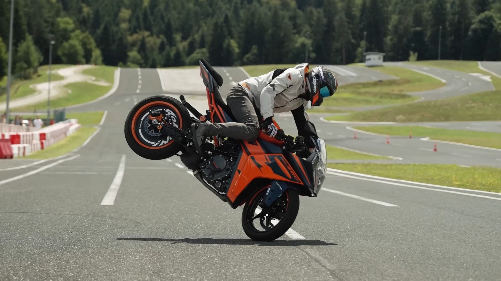 全新KTM RC390特技测试(中字自译)哔哩哔哩bilibili