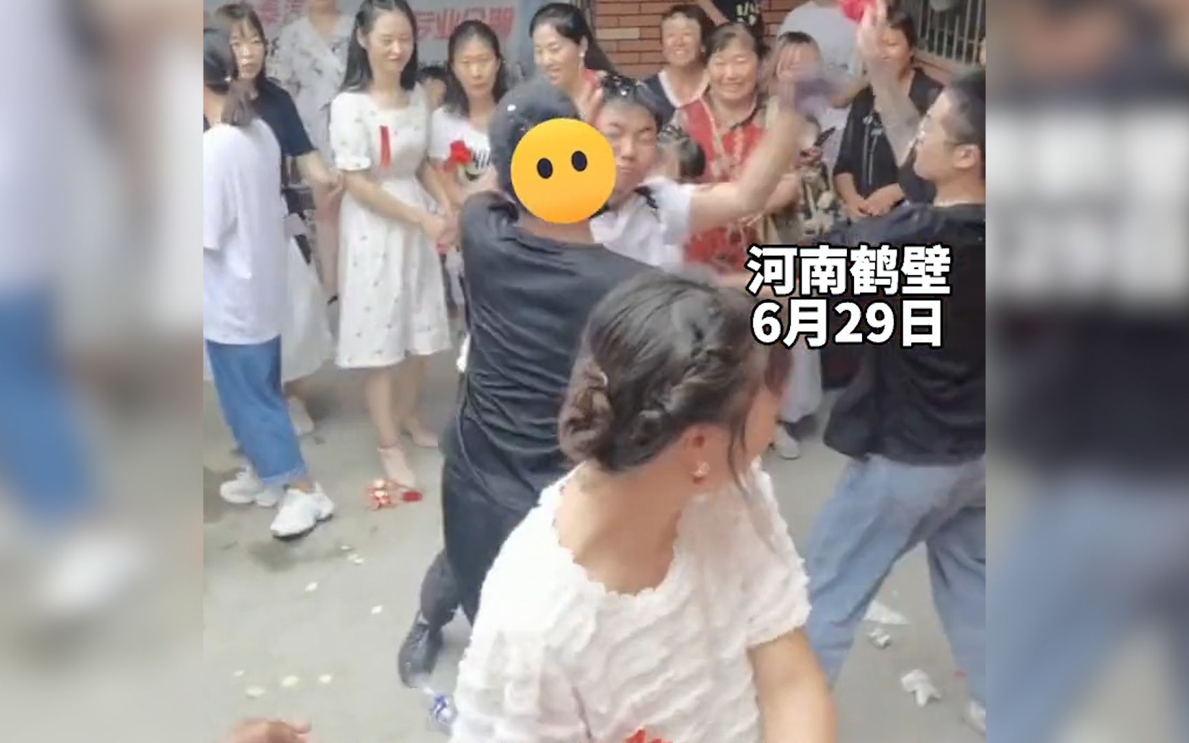 [图]又见恶俗婚闹，这次新郎没有客气，网友直呼：好样的