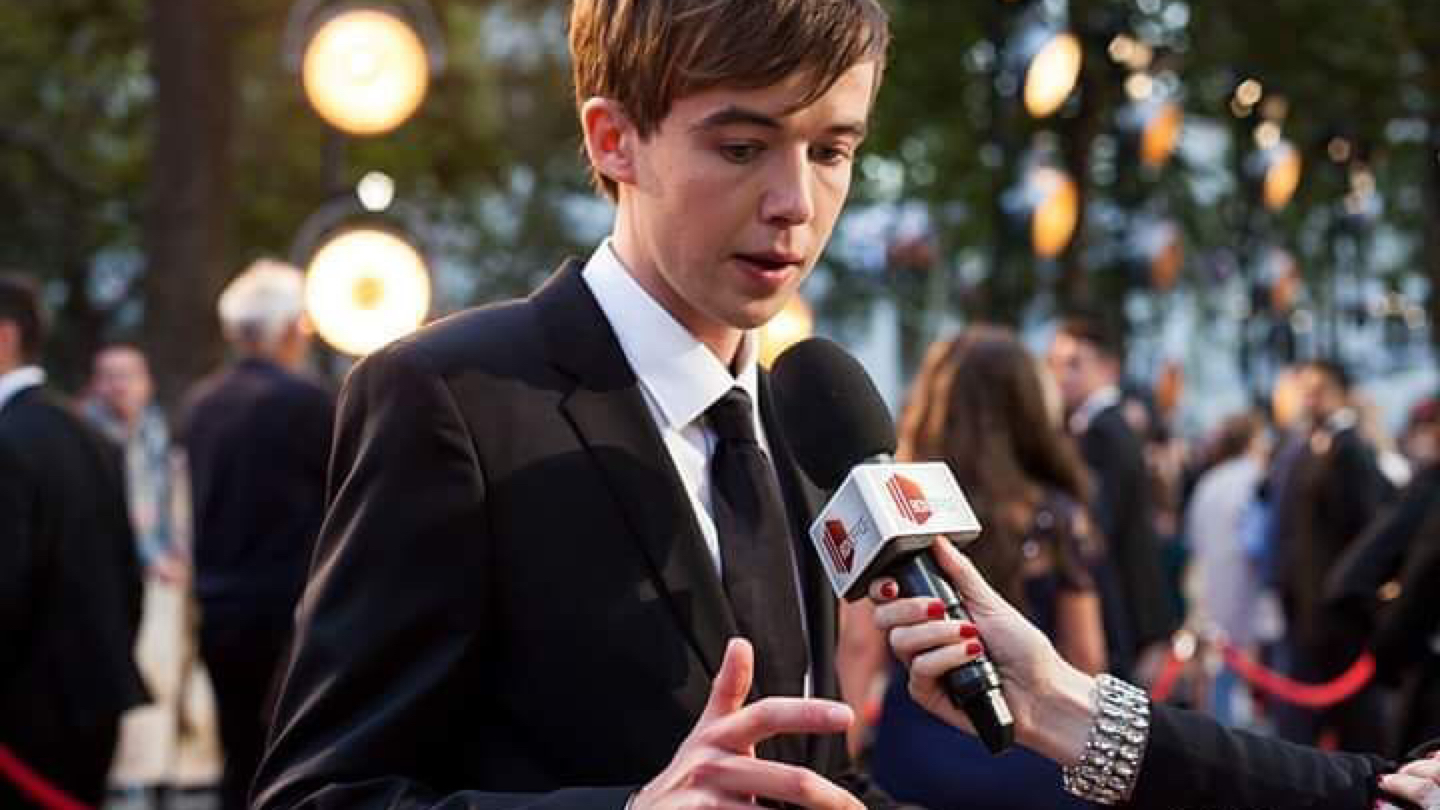 [图]【Alex Lawther】再见克里斯托弗罗宾伦敦首映（只要有心就能找到新A，一溜小跑竟然有些man…）