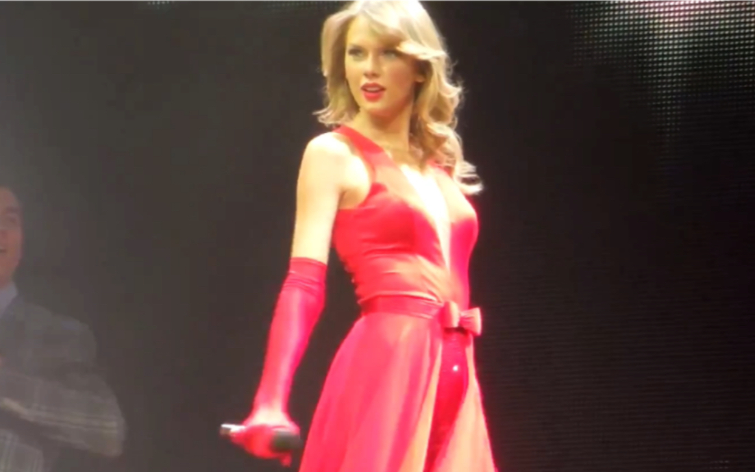 [图]【Taylor Swift】谁又被美哭了？Red Tour神颜现场演唱The Lucky One