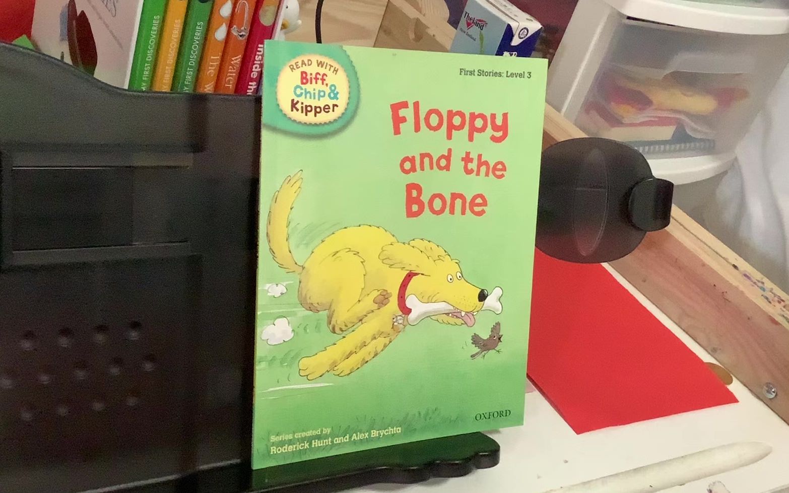 [图]【Jasmine学英文】《Floppy and the Bone》Read with Biff Chip & Kipper First St