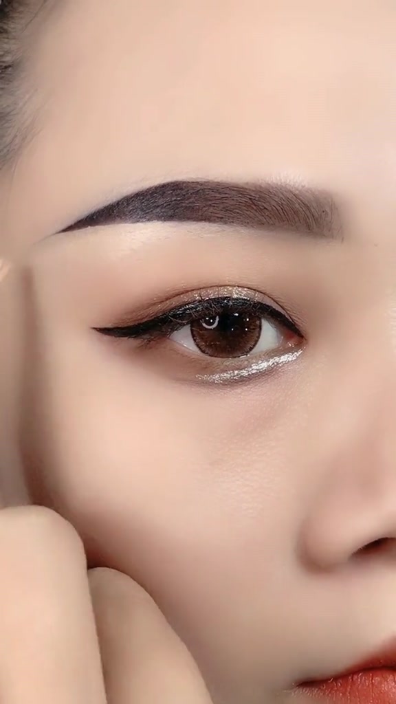 下至卧蚕这样化,眼睛可以放大好几倍新手眼妆卧蚕放大眼睛教程来啦