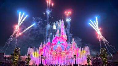 HAPPY 10Th ANNIVERSARY 東京ディズニーランド 🎊 A “Kiss Goodbye” to the remarkable 2025 at