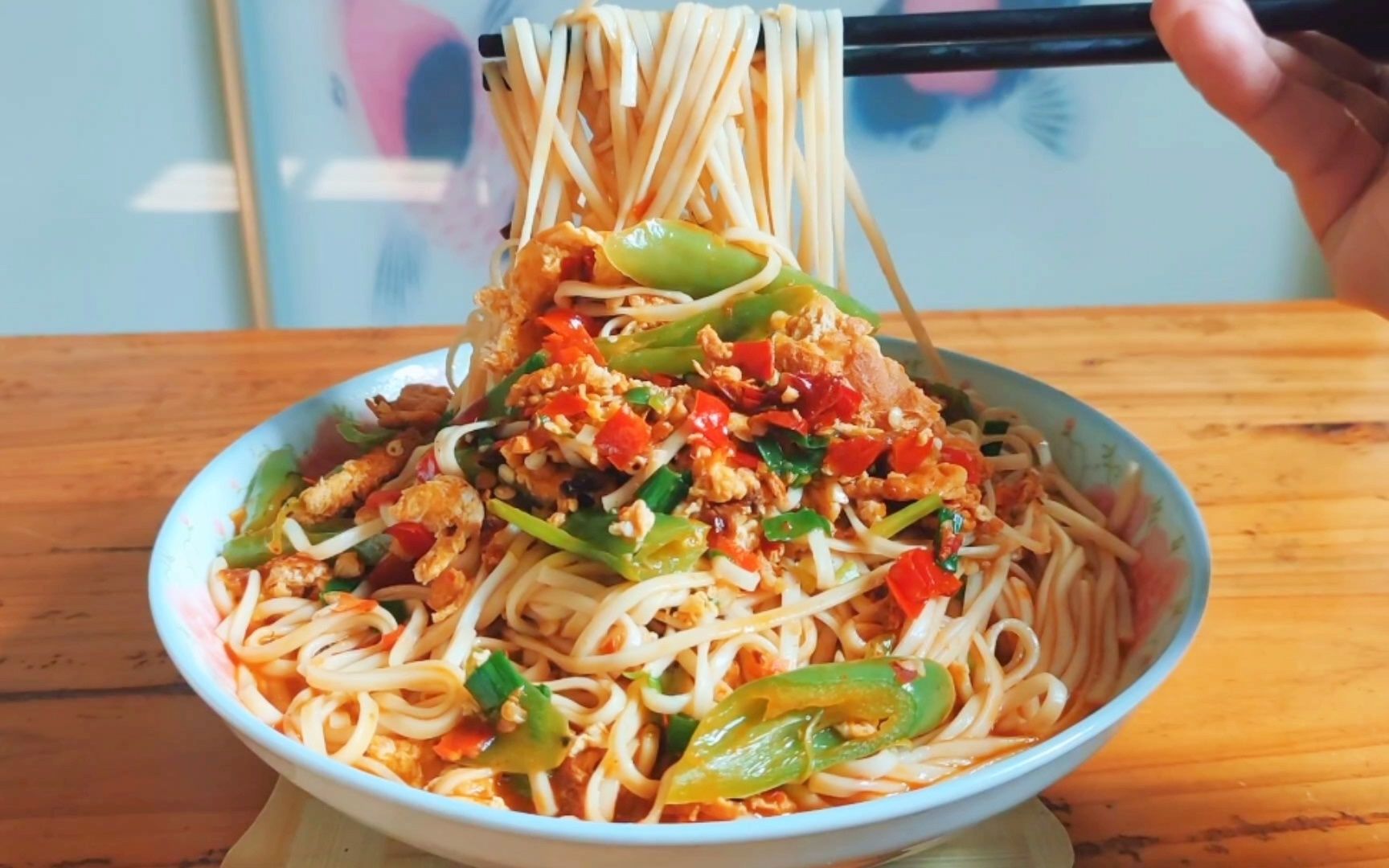 挑战2分钟内做出一盘辣椒鸡蛋酱拌面,能挑战成功吗?