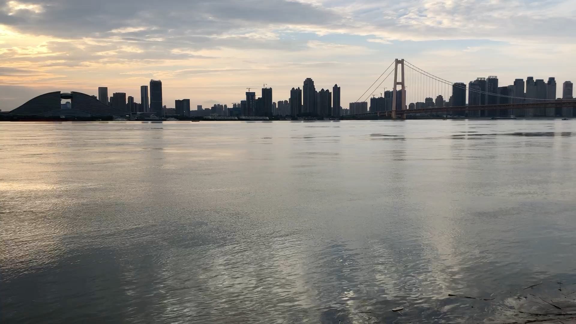 不来吹吹凉爽的江风吗?